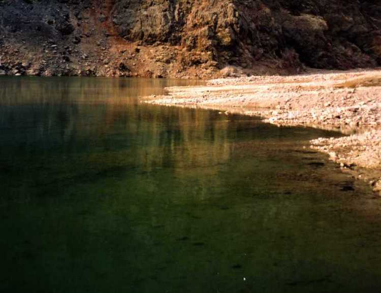 la spiaggia del lago di Speccheri