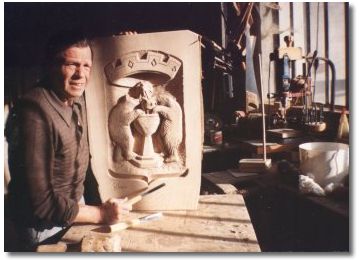 Giuliano Bussolon con una sua scultura