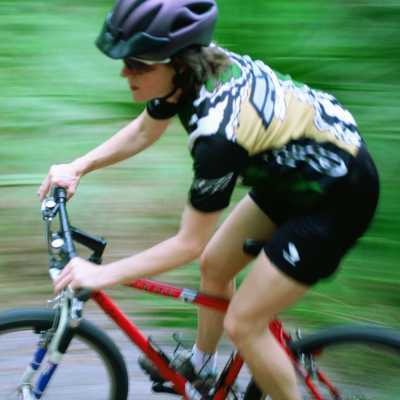 ragazza in mountain bike